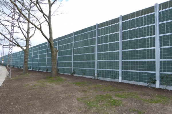 240 m langt NoiStop Green hegn monteret af Zacho-Lind A/S for Lyngby Taarbæk Kommune i Virum